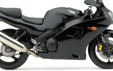 Honda CBR 1100 Blackbird - мощный спортбайк для ценителей