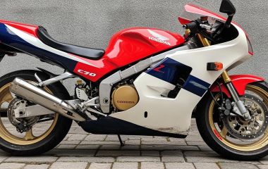 Honda CBR 900 Fireblade: легенда с мощностью и стилем